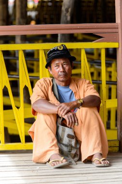 Inle Lake, Myanmar - 30 Ağustos 2016: Inle Gölü'nün iskelesinde tanımlanamayan Birmanyalı adam. Myanma halkının yüzde 68'i Bamar etnik grubuna mensandı