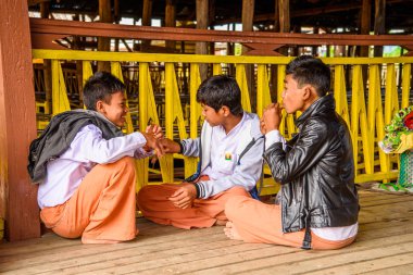 Inle Lake, Myanmar - 30 Ağustos 2016: Inle Gölü'nün iskelesinde kimliği belirsiz Birmanyalılar. Myanma halkının yüzde 68'i Bamar etnik grubuna mensandı