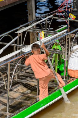 Inle Lake, Myanmar - 30 Ağustos 2016: Ahşap bir teknede tanımlanamayan Birmanyalı küçük çocuk. Myanma halkının yüzde 68'i Bamar etnik grubuna mensandı