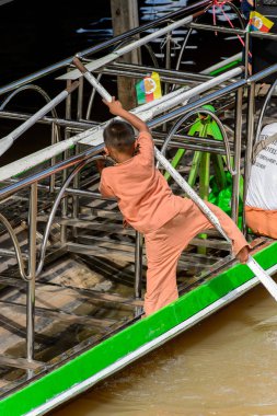 Inle Lake, Myanmar - 30 Ağustos 2016: Ahşap bir teknede tanımlanamayan Birmanyalı küçük çocuk. Myanma halkının yüzde 68'i Bamar etnik grubuna mensandı