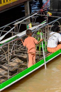 Inle Lake, Myanmar - 30 Ağustos 2016: Ahşap bir teknede tanımlanamayan Birmanyalı küçük çocuk. Myanma halkının yüzde 68'i Bamar etnik grubuna mensandı