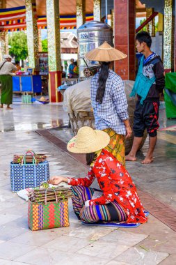 Inle Lake, Myanmar - 30 Ağustos 2016: Inle Gölü'nde tanımlanamayan Birmanyalılar. Myanma halkının yüzde 68'i Bamar etnik grubuna mensandı