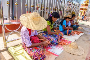 Inle Lake, Myanmar - 30 Ağustos 2016: Inle Gölü'nde tanımlanamayan Birmanyalılar. Myanma halkının yüzde 68'i Bamar etnik grubuna mensandı