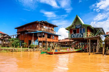 Inn Paw Khon, Myanmar - 30 Ağustos 2016: Inle Sap üzerinde Inpawkhon köyü, Shan Eyaleti Taunggyi İlçesi Nyaungshwe İlçesi'nde bir tatlı su gölü, Myanmar