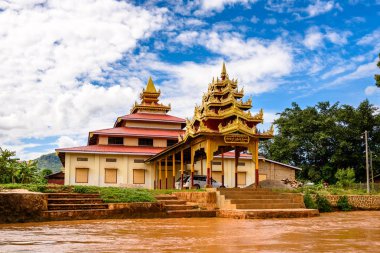 Lake Inle, Myanmar - 30 Ağustos 2016: Shan Eyaleti'nin Taunggyi İlçesi Nyaungshwe İlçesi'nde bir tatlı su gölü olan Inle Sap üzerinde bir tmple, Myanmar
