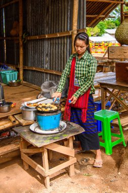 Inle Lake, Myanmar - 30 Ağustos 2016: Tanımlanamayan Birmanyalı kadın Inle Gölü'nde bir pazar yerinde çalışıyor. Myanma halkının yüzde 68'i Bamar etnik grubuna mensandı