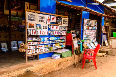 Inle Lake, Myanmar - 30 Ağustos 2016: Inle Sap üzerinde bir köy, Shan Eyaleti'nin Taunggyi İlçesi Nyaungshwe İlçesi'nde bulunan bir tatlı su gölü, Myanmar