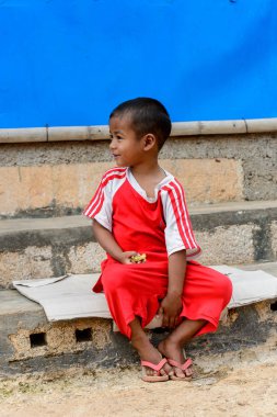 Inle Lake, Myanmar - 30 Ağustos 2016: Kırmızı gömlekli tanımlanamayan Birmanya lı küçük gitl. Myanma halkının yüzde 68'i Bamar etnik grubuna mensandı