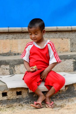 Inle Lake, Myanmar - 30 Ağustos 2016: Kırmızı gömlekli tanımlanamayan Birmanya lı küçük gitl. Myanma halkının yüzde 68'i Bamar etnik grubuna mensandı