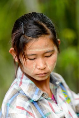 Inle Lake, Myanmar - 30 Ağustos 2016: Yüzü tanımlanamayan Birmanyalı kız. Myanma halkının yüzde 68'i Bamar etnik grubuna mensandı