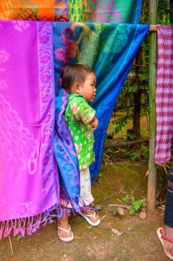 Inle Lake, Myanmar - 30 Ağustos 2016: Renkli dokular Inle Gölü yakınında tanımlanamayan Birmanya kız. Myanma halkının yüzde 68'i Bamar etnik grubuna mensandı