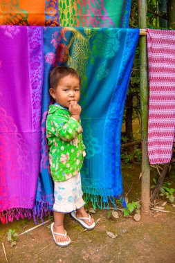 Inle Lake, Myanmar - 30 Ağustos 2016: Renkli dokular Inle Gölü yakınında tanımlanamayan Birmanya kız. Myanma halkının yüzde 68'i Bamar etnik grubuna mensandı
