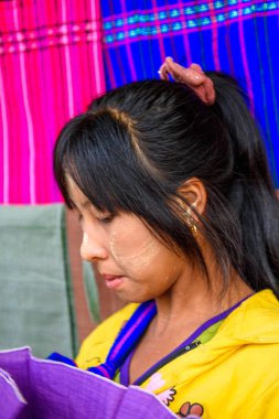 Inle Lake, Myanmar - 30 Ağustos 2016: Renkli dokular Inle Gölü yakınında tanımlanamayan Birmanya kız. Myanma halkının yüzde 68'i Bamar etnik grubuna mensandı