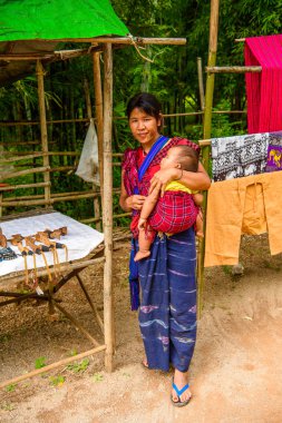 Inle Lake, Myanmar - 30 Ağustos 2016: Çocuğuyla birlikte kimliği belirsiz Birmanyalı kadın, Inle Lake. Myanma halkının yüzde 68'i Bamar etnik grubuna mensandı