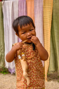 Inle Lake, Myanmar - 30 Ağustos 2016: Sokakta tanımlanamayan Birmanyalı küçük kız. Myanma halkının yüzde 68'i Bamar etnik grubuna mensandı