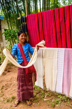 Inle Lake, Myanmar - 30 Ağustos 2016: Tanımlanamayan Birmanyalı kadın renkli dokular satıyor. Myanma halkının yüzde 68'i Bamar etnik grubuna mensandı