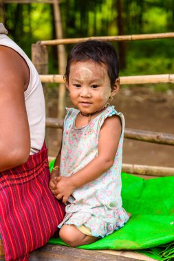 Inle Lake, Myanmar - 30 Ağustos 2016: Annesiyle birlikte kimliği belirsiz bir manyalı küçük kız. Myanma halkının yüzde 68'i Bamar etnik grubuna mensandı
