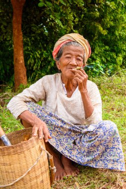 Inle Lake, Myanmar - 30 Ağustos 2016: Tanımlanamayan Birmanya lı lade sigara içiyor. Myanma halkının yüzde 68'i Bamar etnik grubuna mensandı