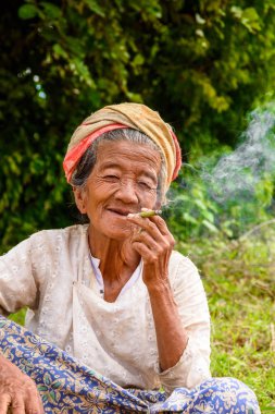 Inle Lake, Myanmar - 30 Ağustos 2016: Tanımlanamayan Birmanya lı lade sigara içiyor. Myanma halkının yüzde 68'i Bamar etnik grubuna mensandı