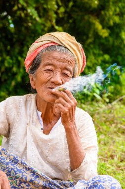 Inle Lake, Myanmar - 30 Ağustos 2016: Tanımlanamayan Birmanya lı lade sigara içiyor. Myanma halkının yüzde 68'i Bamar etnik grubuna mensandı