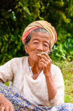 Inle Lake, Myanmar - 30 Ağustos 2016: Tanımlanamayan Birmanya lı lade sigara içiyor. Myanma halkının yüzde 68'i Bamar etnik grubuna mensandı