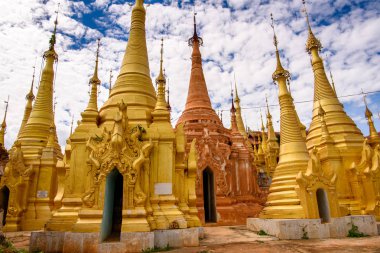 Indein Village, Myanmar - 31 Ağustos 2016: Shwe Indein Pagoda, Shan Eyaleti'nde Ywama ve Inlay Gölü yakınlarındaki bir grup Budist pagacı, Burma