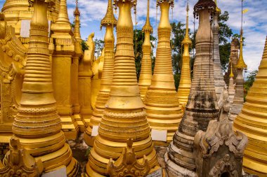 Indein Village, Myanmar - 31 Ağustos 2016: Shwe Indein Pagoda, Shan Eyaleti'nde Ywama ve Inlay Gölü yakınlarındaki bir grup Budist pagacı, Burma