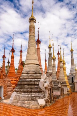 Indein Village, Myanmar - 31 Ağustos 2016: Shwe Indein Pagoda, Shan Eyaleti'nde Ywama ve Inlay Gölü yakınlarındaki bir grup Budist pagacı, Burma