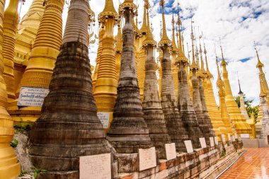 Indein Village, Myanmar - 31 Ağustos 2016: Shwe Indein Pagoda, Shan Eyaleti'nde Ywama ve Inlay Gölü yakınlarındaki bir grup Budist pagacı, Burma