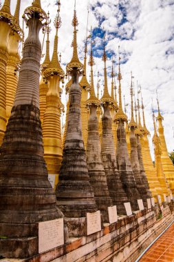 Indein Village, Myanmar - 31 Ağustos 2016: Shwe Indein Pagoda, Shan Eyaleti'nde Ywama ve Inlay Gölü yakınlarındaki bir grup Budist pagacı, Burma