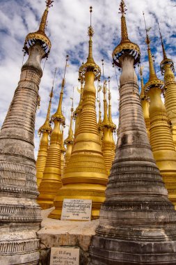 Indein Village, Myanmar - 31 Ağustos 2016: Shwe Indein Pagoda, Shan Eyaleti'nde Ywama ve Inlay Gölü yakınlarındaki bir grup Budist pagacı, Burma
