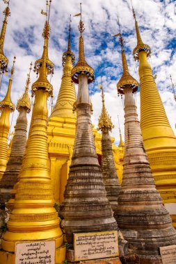 Indein Village, Myanmar - 31 Ağustos 2016: Shwe Indein Pagoda, Shan Eyaleti'nde Ywama ve Inlay Gölü yakınlarındaki bir grup Budist pagacı, Burma