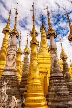 Indein Village, Myanmar - 31 Ağustos 2016: Shwe Indein Pagoda, Shan Eyaleti'nde Ywama ve Inlay Gölü yakınlarındaki bir grup Budist pagacı, Burma