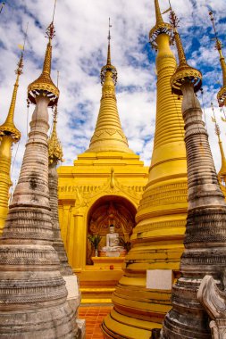 Indein Village, Myanmar - 31 Ağustos 2016: Shwe Indein Pagoda, Shan Eyaleti'nde Ywama ve Inlay Gölü yakınlarındaki bir grup Budist pagacı, Burma