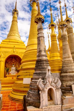 Indein Village, Myanmar - 31 Ağustos 2016: Shwe Indein Pagoda, Shan Eyaleti'nde Ywama ve Inlay Gölü yakınlarındaki bir grup Budist pagacı, Burma