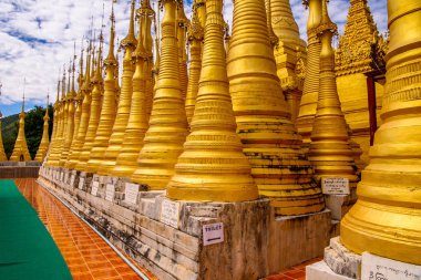 Indein Village, Myanmar - 31 Ağustos 2016: Shwe Indein Pagoda, Shan Eyaleti'nde Ywama ve Inlay Gölü yakınlarındaki bir grup Budist pagacı, Burma