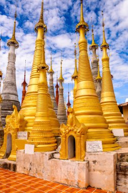 Indein Village, Myanmar - 31 Ağustos 2016: Shwe Indein Pagoda, Shan Eyaleti'nde Ywama ve Inlay Gölü yakınlarındaki bir grup Budist pagacı, Burma