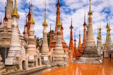 Indein Village, Myanmar - 31 Ağustos 2016: Shwe Indein Pagoda, Shan Eyaleti'nde Ywama ve Inlay Gölü yakınlarındaki bir grup Budist pagacı, Burma