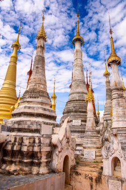Indein Village, Myanmar - 31 Ağustos 2016: Shwe Indein Pagoda, Shan Eyaleti'nde Ywama ve Inlay Gölü yakınlarındaki bir grup Budist pagacı, Burma