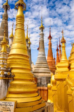 Indein Village, Myanmar - 31 Ağustos 2016: Shwe Indein Pagoda, Shan Eyaleti'nde Ywama ve Inlay Gölü yakınlarındaki bir grup Budist pagacı, Burma
