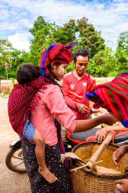 Inle Lake, Myanmar - 30 Ağustos 2016: Yerel pazarda tanımlanamayan Birmanya lılar. Myanma halkının yüzde 68'i Bamar etnik grubuna mensandı