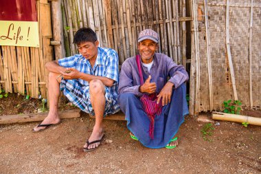 Inle Lake, Myanmar - 30 Ağustos 2016: Tanımlanamayan Birmanyalılar sokakta oturun. Myanma halkının yüzde 68'i Bamar etnik grubuna mensandı