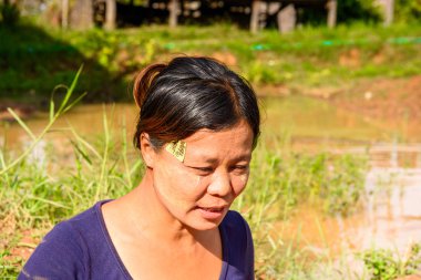 Inle Lake, Myanmar - 30 Ağustos 2016: Sokakta kimliği belirsiz Birmanyalı kadın. Myanma halkının yüzde 68'i Bamar etnik grubuna mensandı