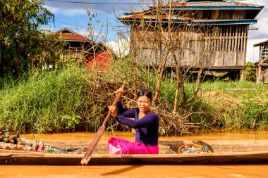 Inle Lake, Myanmar - Ağu 30, 2016: Bambu tekne kimliği belirsiz Birmanya kız Inle Sap üzerinde yelken, Shan Eyaleti Taunggyi İlçesi Nyaungshwe İlçesi'nde bulunan bir tatlı su gölü, Myanmar