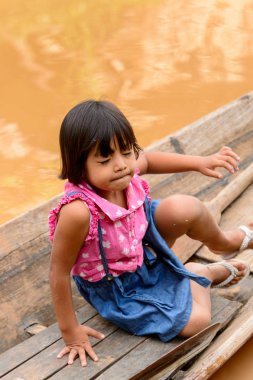 Inle Lake, Myanmar - 30 Ağustos 2016: Ahşap bir teknede tanımlanamayan Birmanyalı küçük kız. Myanma halkının yüzde 68'i Bamar etnik grubuna mensandı