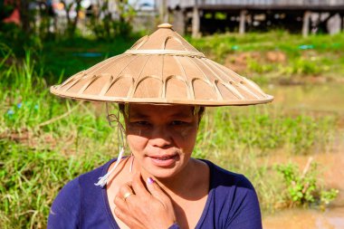 Inle Lake, Myanmar - 30 Ağustos 2016: Sokakta traditonal şapkayla tanımlanamayan Birmanya. Myanma halkının yüzde 68'i Bamar etnik grubuna mensandı