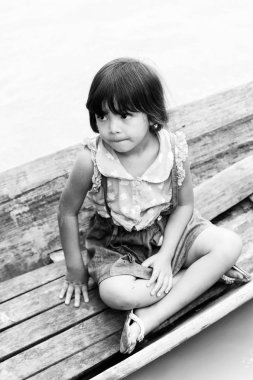 Inle Lake, Myanmar - 30 Ağustos 2016: Ahşap bir teknede tanımlanamayan Birmanyalı küçük kız. Myanma halkının yüzde 68'i Bamar etnik grubuna mensandı