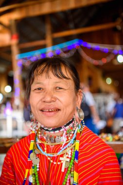 Inle Lake, Myanmar - 30 Ağustos 2016: Tanımlanamayan Birmanyalı kadın yerel yahudi, Inle gölü satıyor. Myanma halkının yüzde 68'i Bamar etnik grubuna mensandı