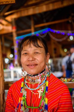 Inle Lake, Myanmar - 30 Ağustos 2016: Tanımlanamayan Birmanyalı kadın yerel yahudi, Inle gölü satıyor. Myanma halkının yüzde 68'i Bamar etnik grubuna mensandı