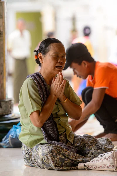 Yangon, Myanmar - 24 Ağustos 2016: Kimliği belirsiz Birmanyalı kadın tapınakta dua ediyor. Myanma halkının yüzde 68'i Bamar etnik grubuna mensandı